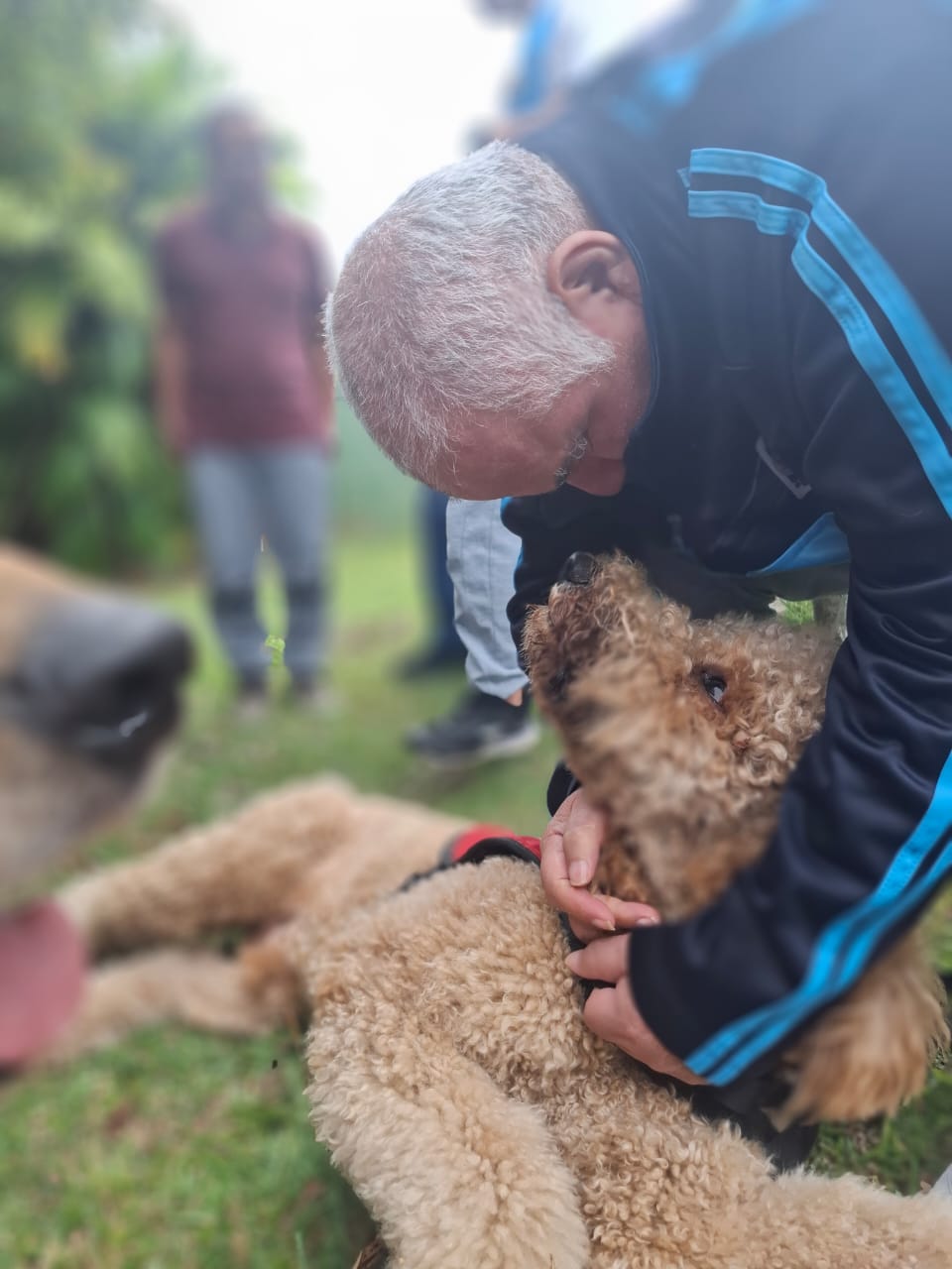 Hombre abrazando perro terapeuta